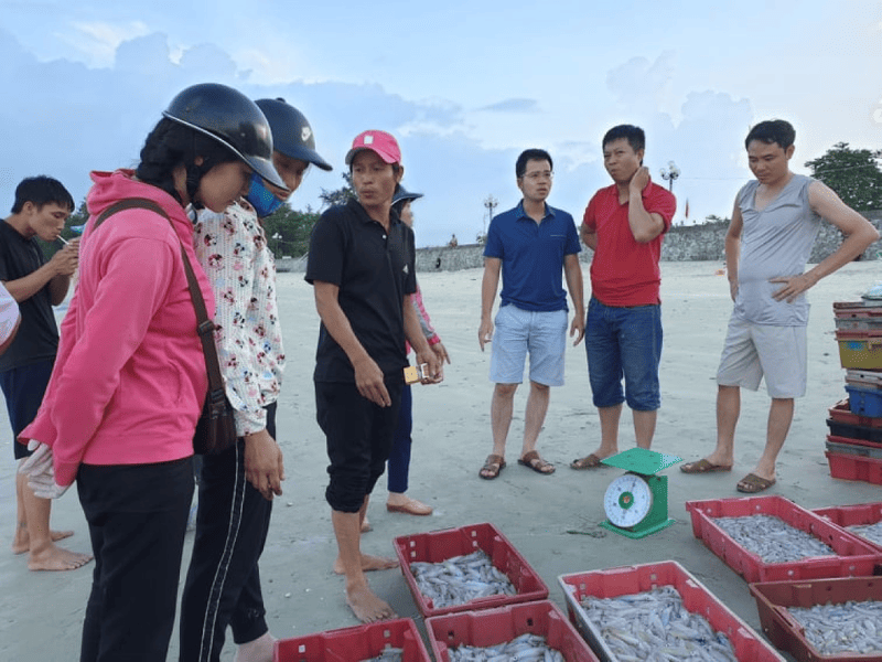 Ngoài các địa điểm du lịch nổi tiếng, chợ Cô Tô là địa điểm mang đậm nét văn hoá của địa phương