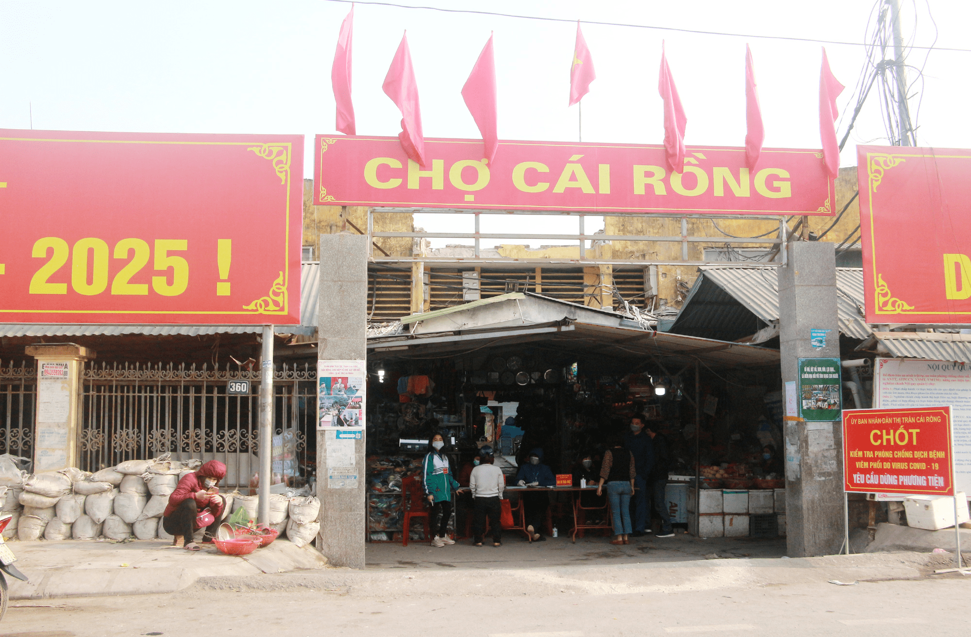 Chợ Vân Đồn tân nập người mua bán