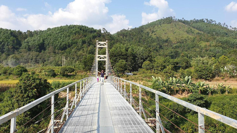 Di chuyển trên Cầu Treo Nà Làng chỉ được đi bộ 