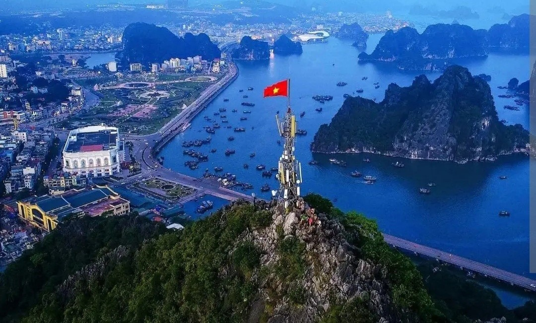 núi Bài Thơ Quảng Ninh